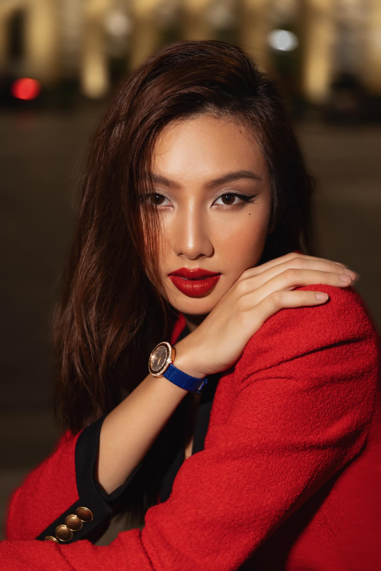 Sử dụng phong cách trang điểm mắt mèo cá tính, Thùy Tiên chọn điểm nhấn là đôi môi đỏ mọng cực kỳ quyến rũ và bí ẩn.