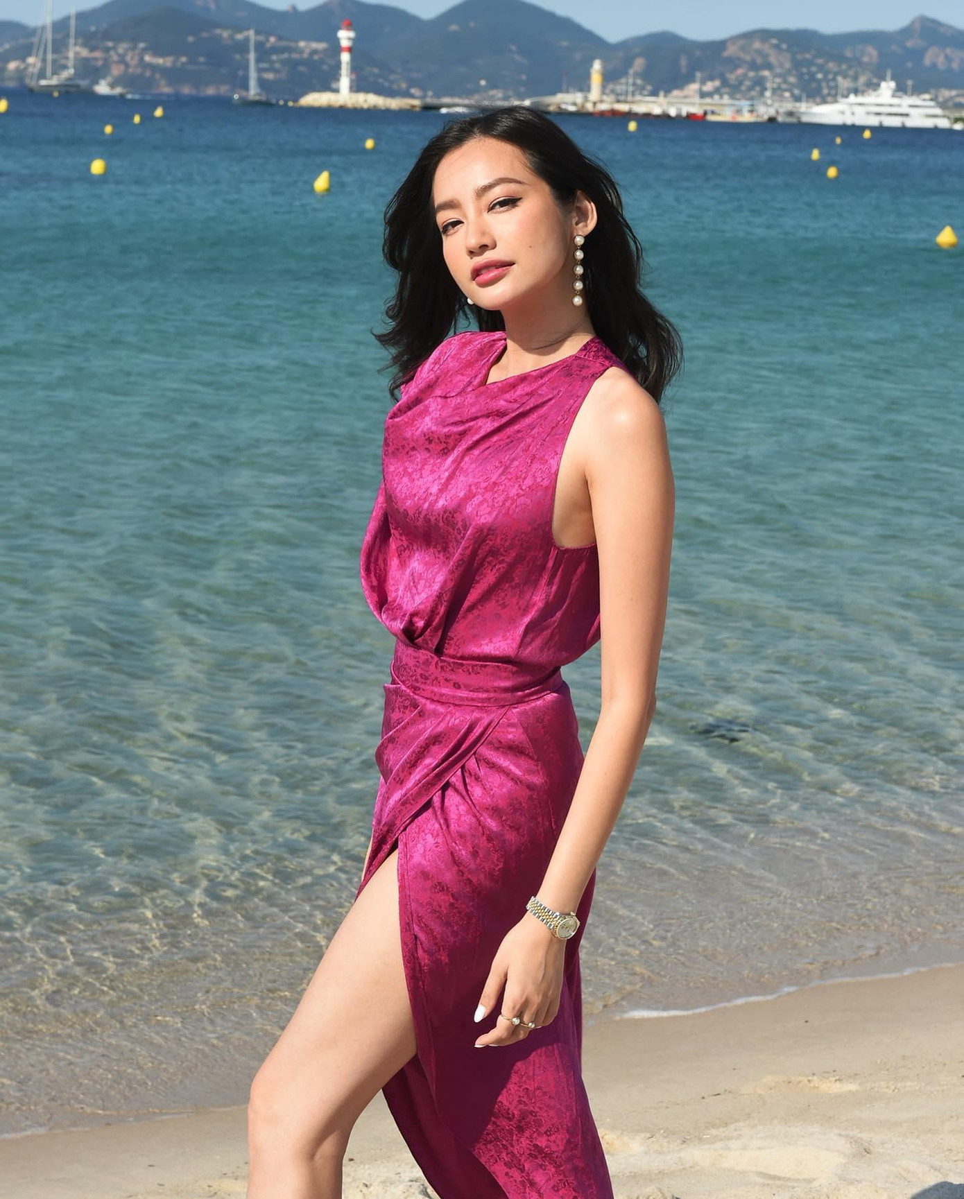 Người đẹp khoe dáng quyến rũ trên bãi biển của Cannes.