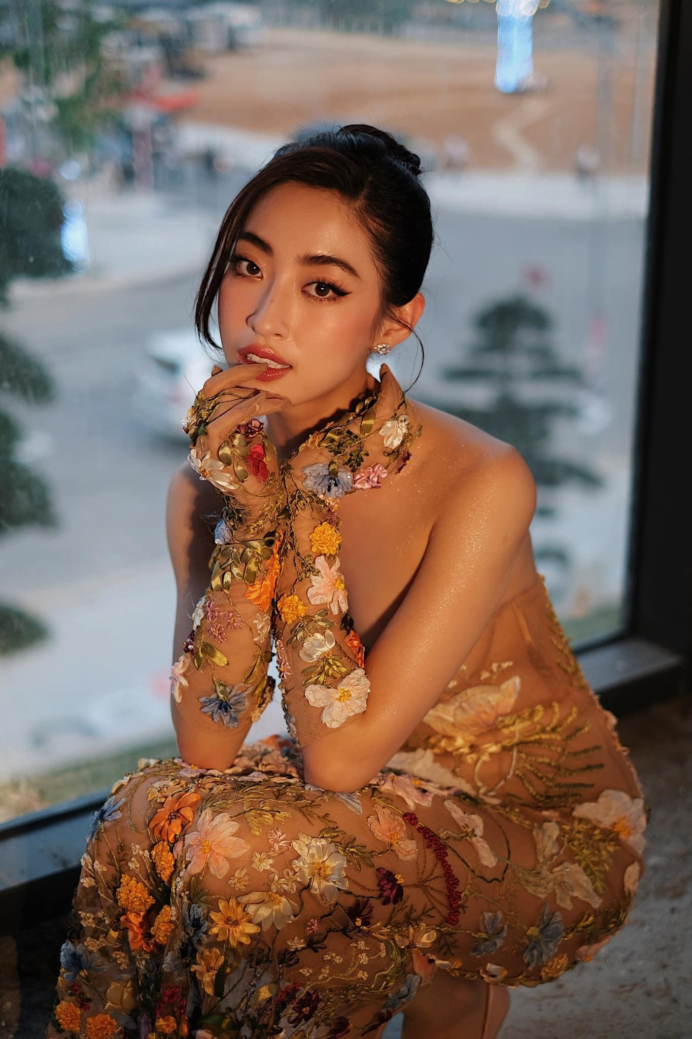 Mặc dù hình thể khác nhau nhưng Lương Thuỳ Linh và Kim Duyên vẫn chinh phục được thiết kế táo bạo đầy nóng bỏng này.