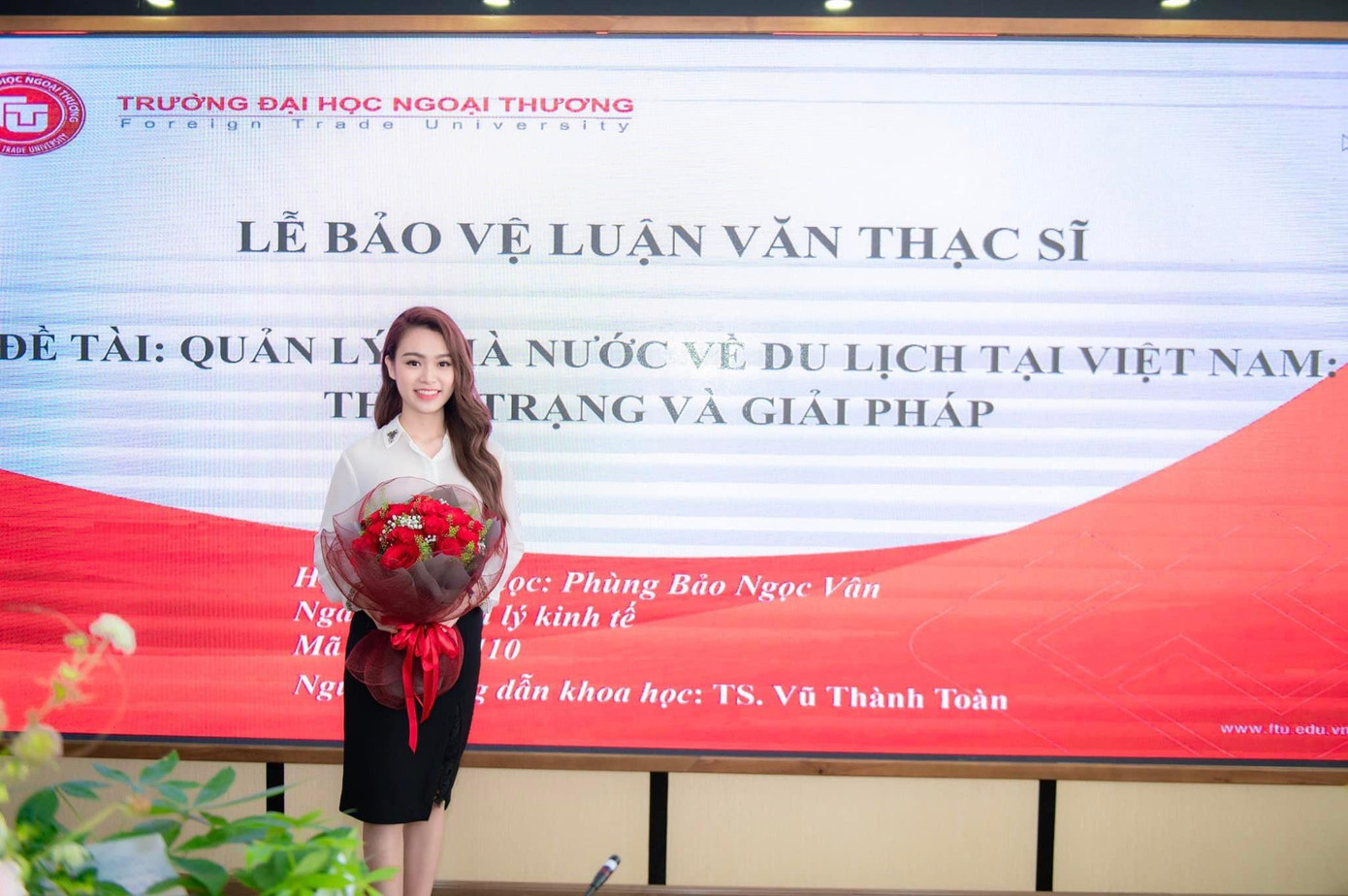 Người đẹp Truyền thông của HHVN 2016 - Phùng Bảo Ngọc Vân bảo vệ thành công luận văn thạc sĩ chuyên ngành Quản lý Kinh tế tại ĐH Ngoại thương Hà Nội với số điểm 9,5/10 khiến fans trầm trồ.