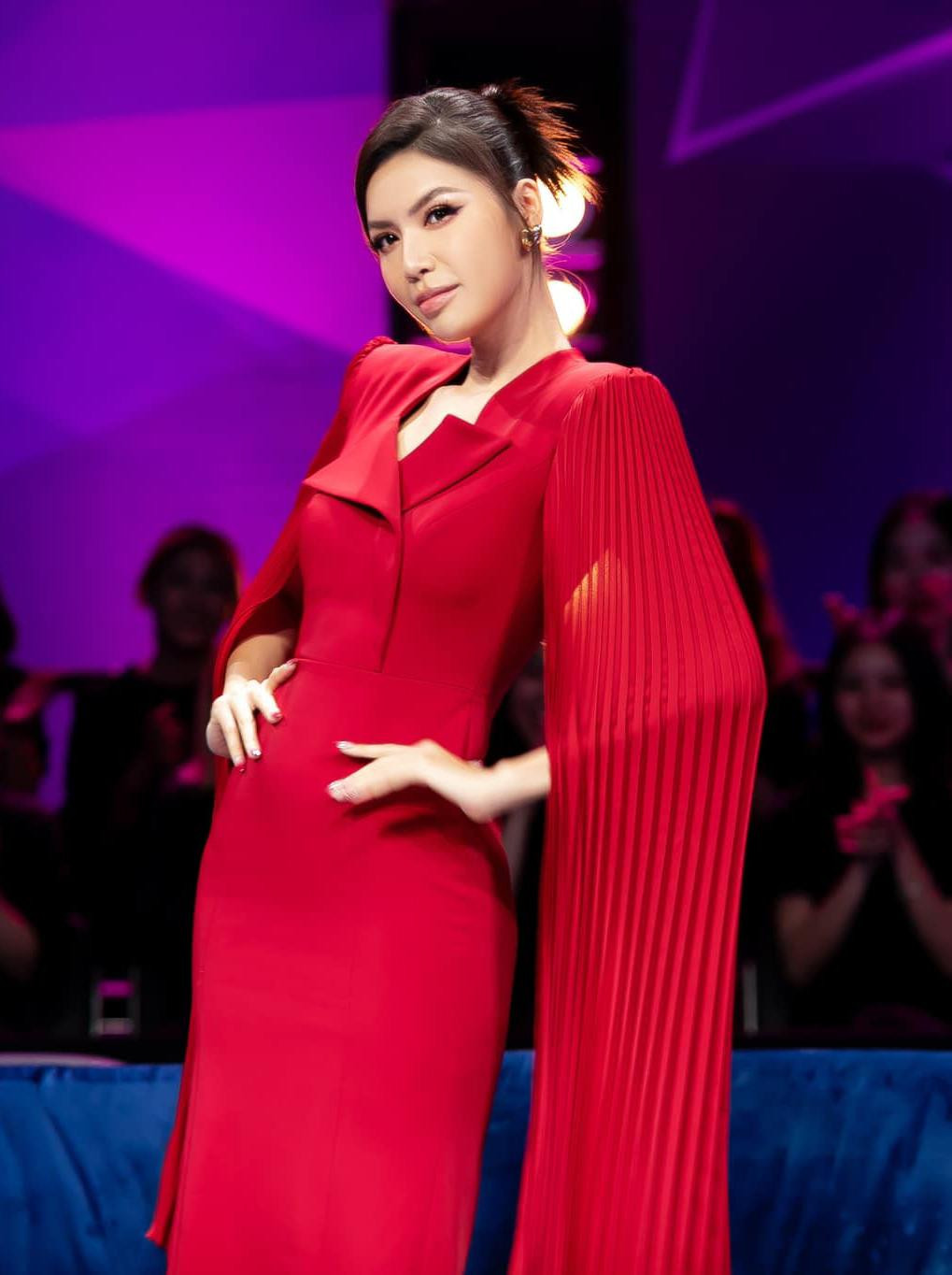 Siêu mẫu Minh Tú thanh lịch, kiều diễm với bộ đầm dáng cape đỏ rực.