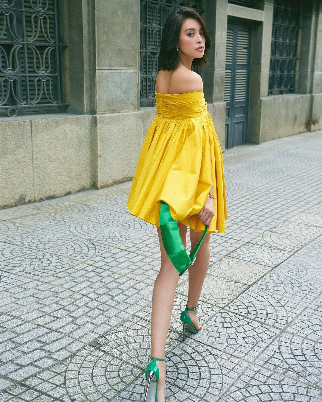 Hoa hậu Tiểu Vy nổi bật trên phố với bộ váy trễ vai màu vàng rực.