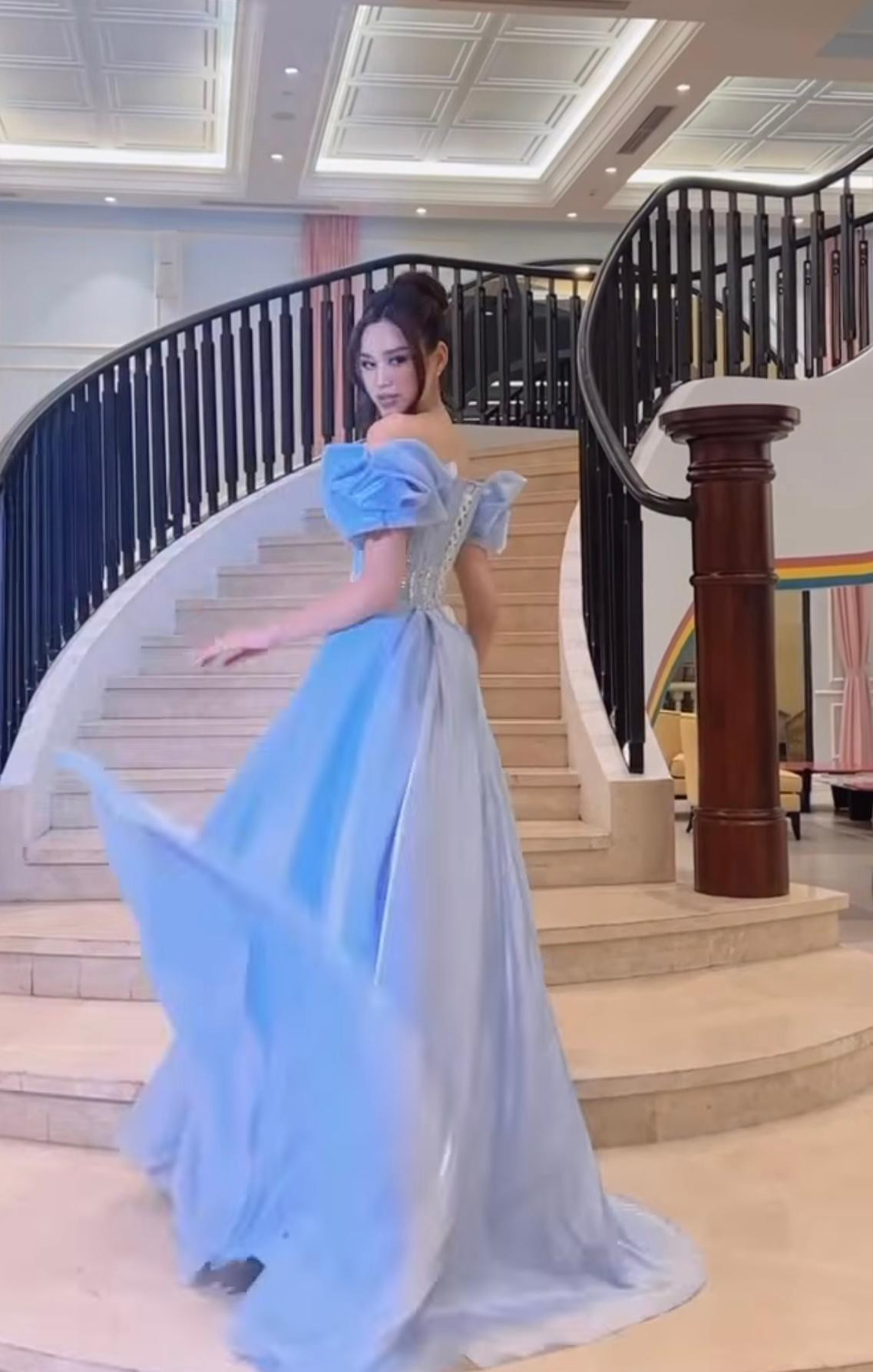 Người đẹp xứ Thanh khoe dáng kiêu kỳ ở sự kiện.