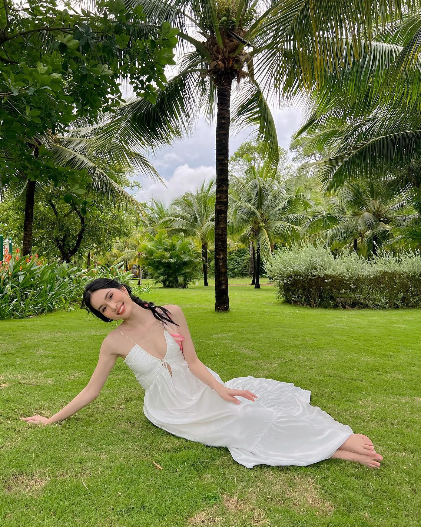 Với phong cách trang điểm nhẹ nhàng và kiểu tết tóc, Phương Anh đẹp mơ màng như một nàng công chúa.