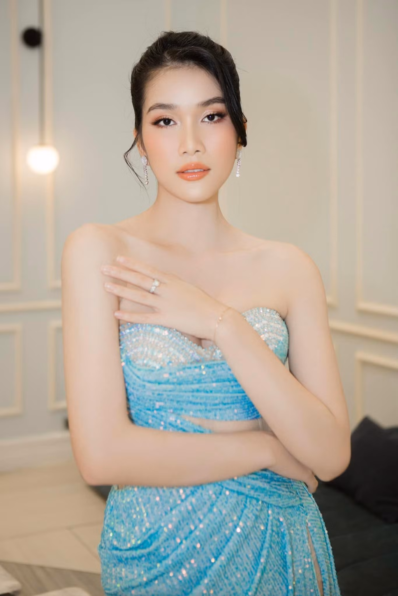 Á hậu Phương Anh cũng xinh đẹp và lộng lẫy không kém khi diện bộ váy sequin màu xanh để hoá thân thành công chúa băng giá.