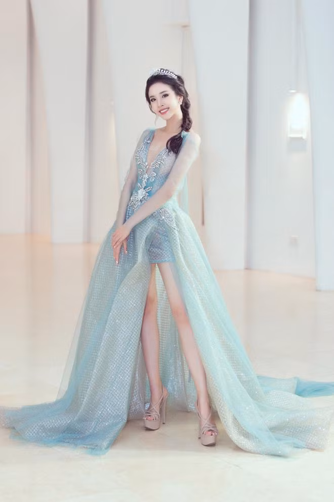 Á hậu Thuý An cũng mang tới một phiên bản Elsa xinh đẹp, lộng lẫy không kém.