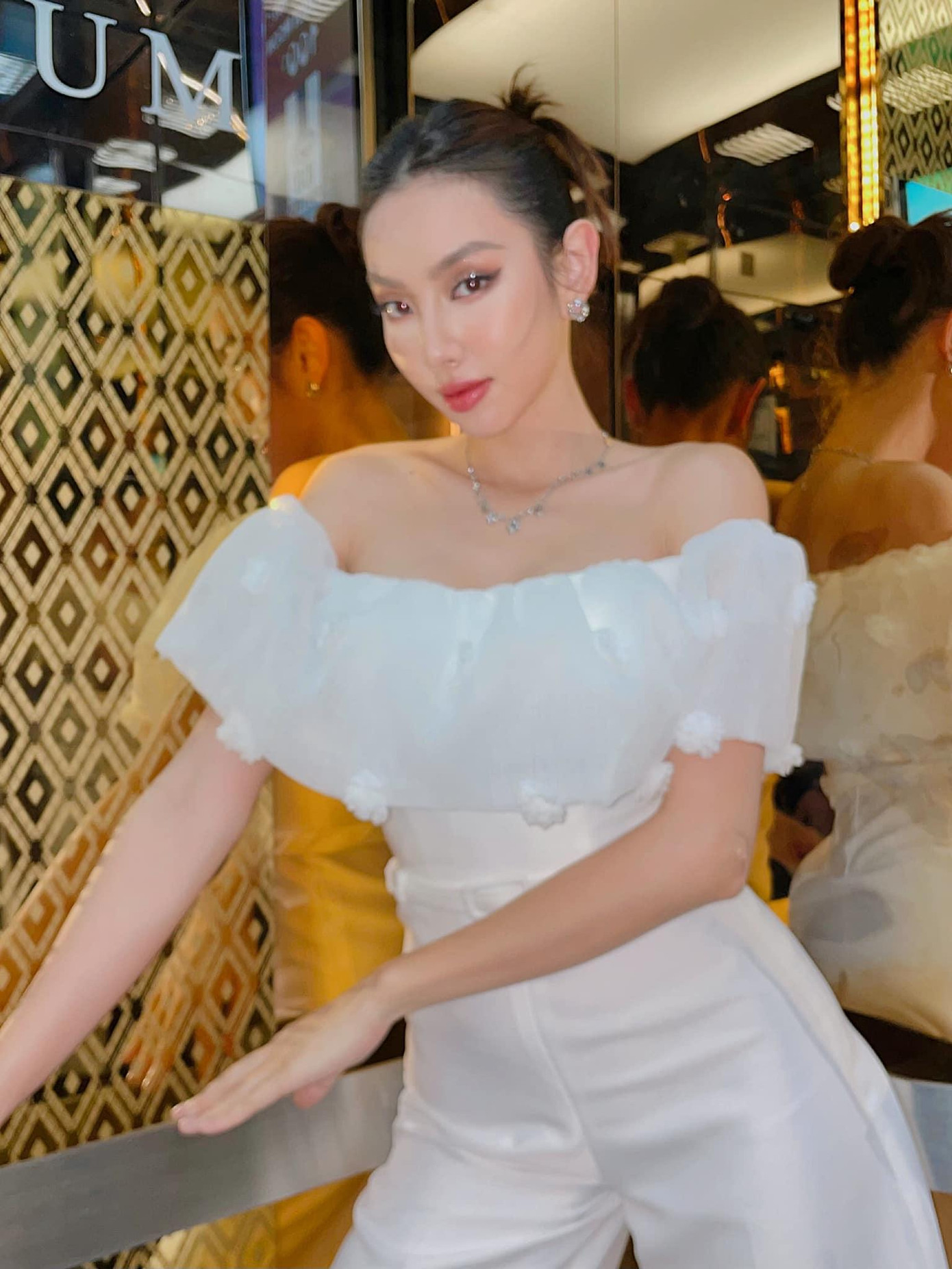 Hoa hậu Thuỳ Tiên diện set đồ trắng trễ vai quyến rũ. Hoa hậu Thuỳ Tiên diện set đồ trắng trễ vai quyến rũ.