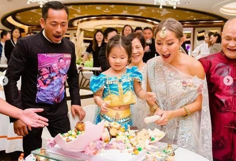 Năm 2019, Châu Trác Hoa chia tay Liêu Bích Lệ và đoàn tụ vợ cả (Ảnh: Sina).