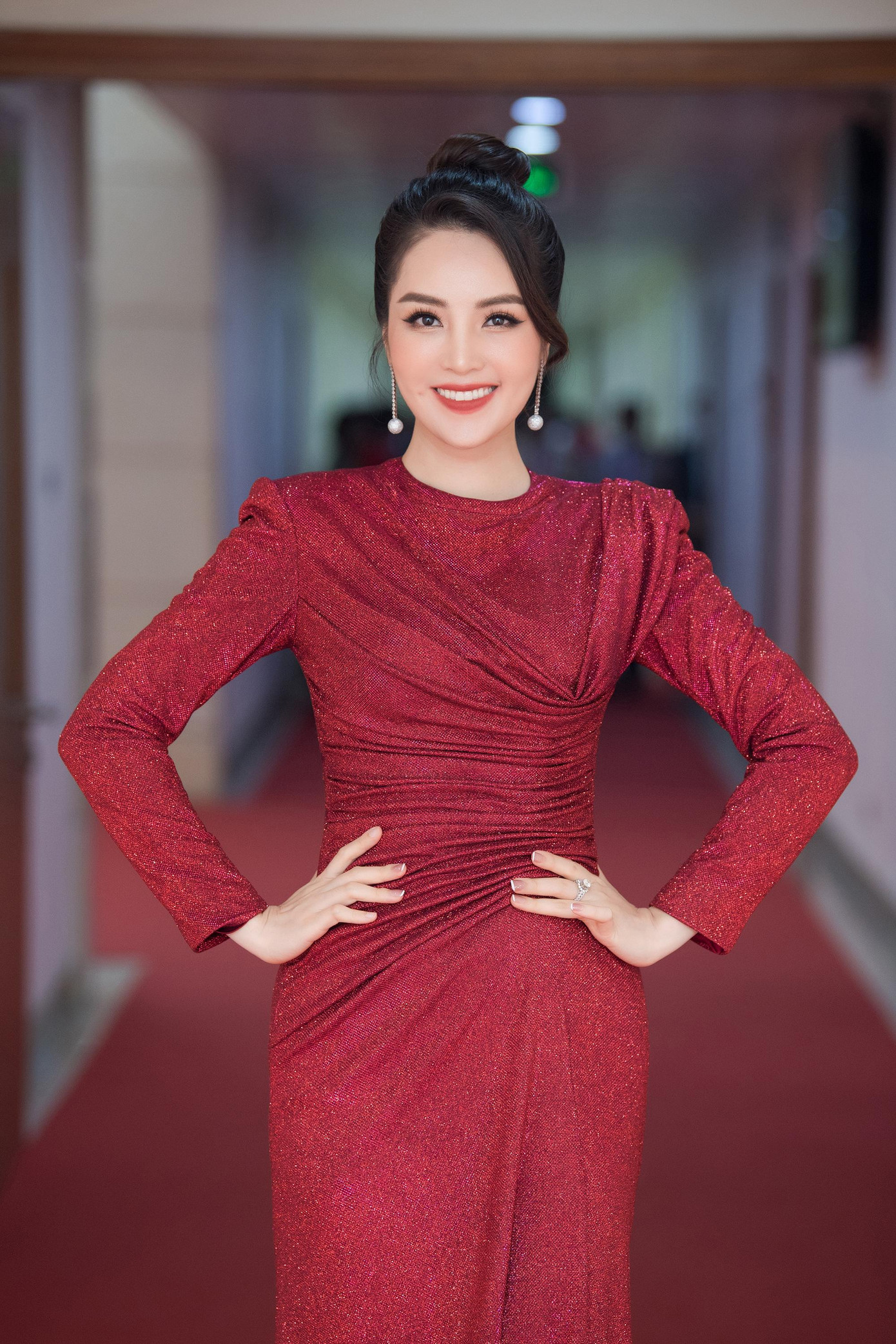 Thụy Vân tiết lộ trong quá trình chuẩn bị cho lễ bế mạc, cô vẫn bận dẫn ở Đài và liên tục họp với ekip SEA Games để thảo luận kịch bản, tập duyệt…bận đến mức không còn đầu óc nghĩ đến phục trang.