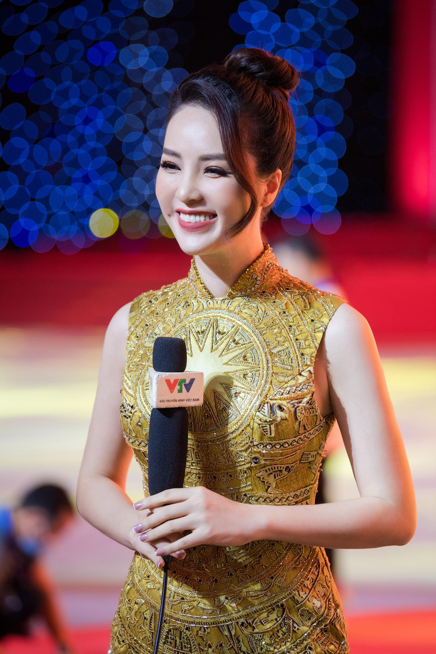 Thụy Vân chia sẻ để chuẩn bị cho chương trình, toàn bộ ekip gần như không ăn không ngủ trong nhiều ngày qua. Riêng bộ phận MC phải tổng duyệt liên tục 5 lần trong 3 ngày, đến 14h chiều 23/5 vẫn tổng duyệt toàn bộ ekip một lần nữa.