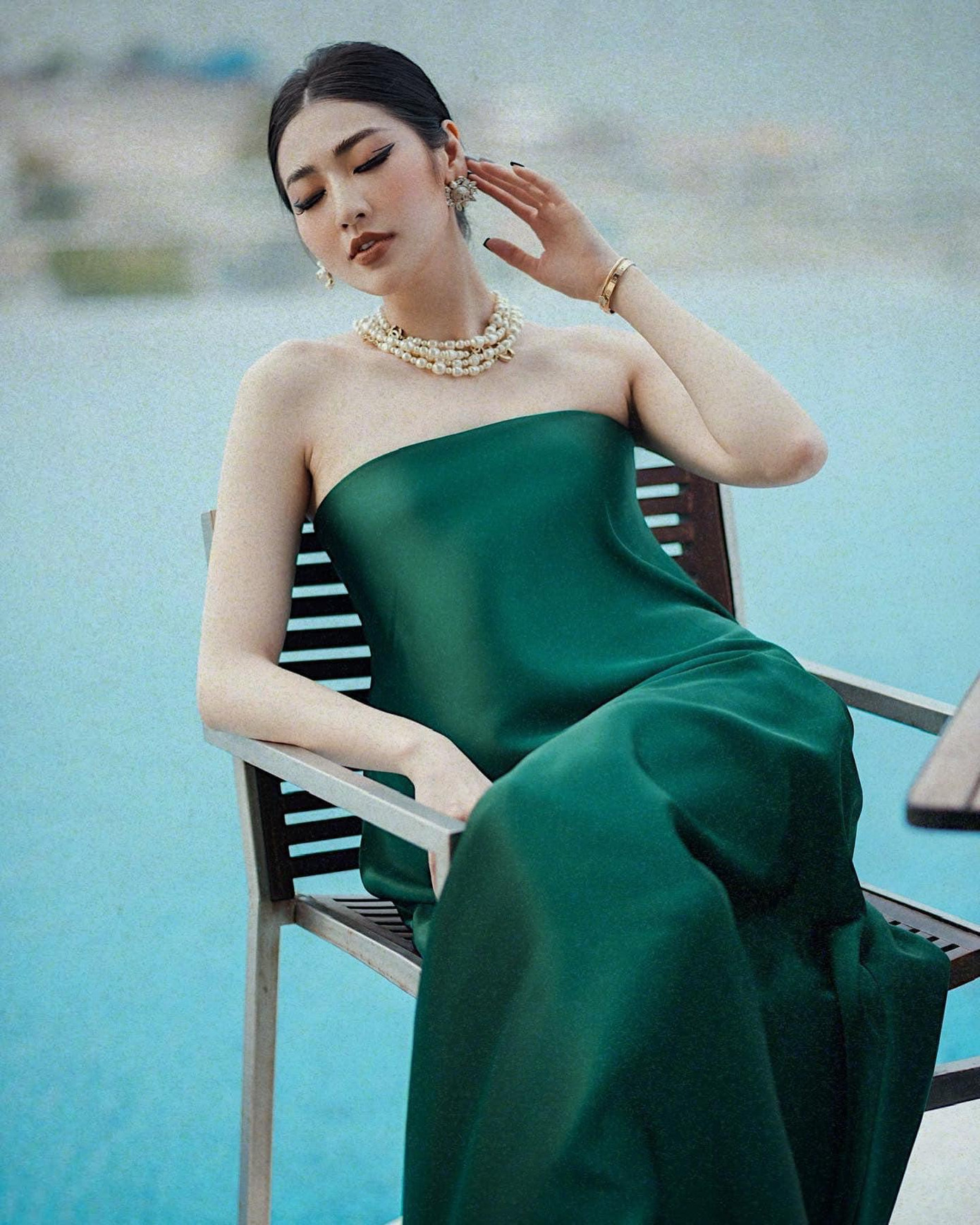 Á hậu Việt Nam 2012 diện bộ váy dáng xuông tông màu xanh khoe vai trần gợi cảm. Á hậu Việt Nam 2012 diện bộ váy dáng xuông tông màu xanh khoe vai trần gợi cảm.