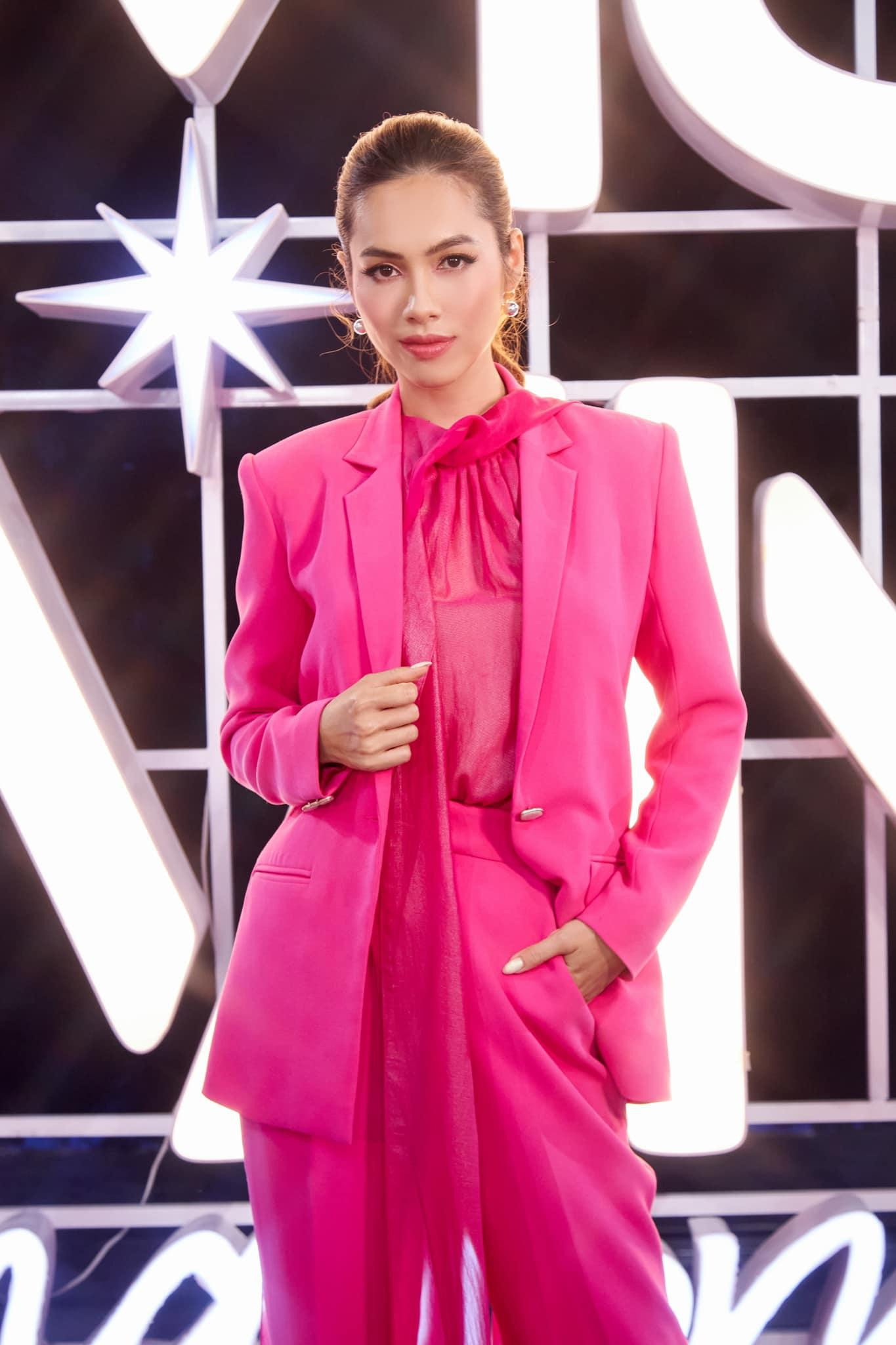 Á hậu Hoàng My nổi bật với bộ suit tông màu hồng rực rỡ.