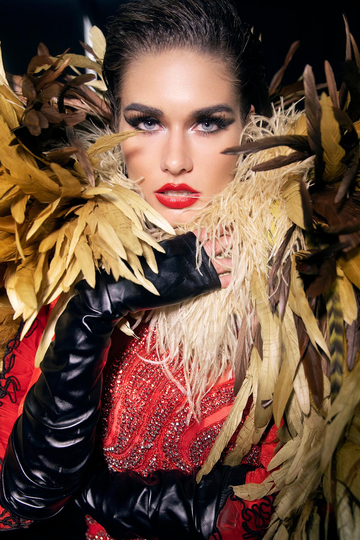 Hoa hậu Toàn cầu 2019 Karolína Kokešová cũng tham gia trình diễn trong chương trình.