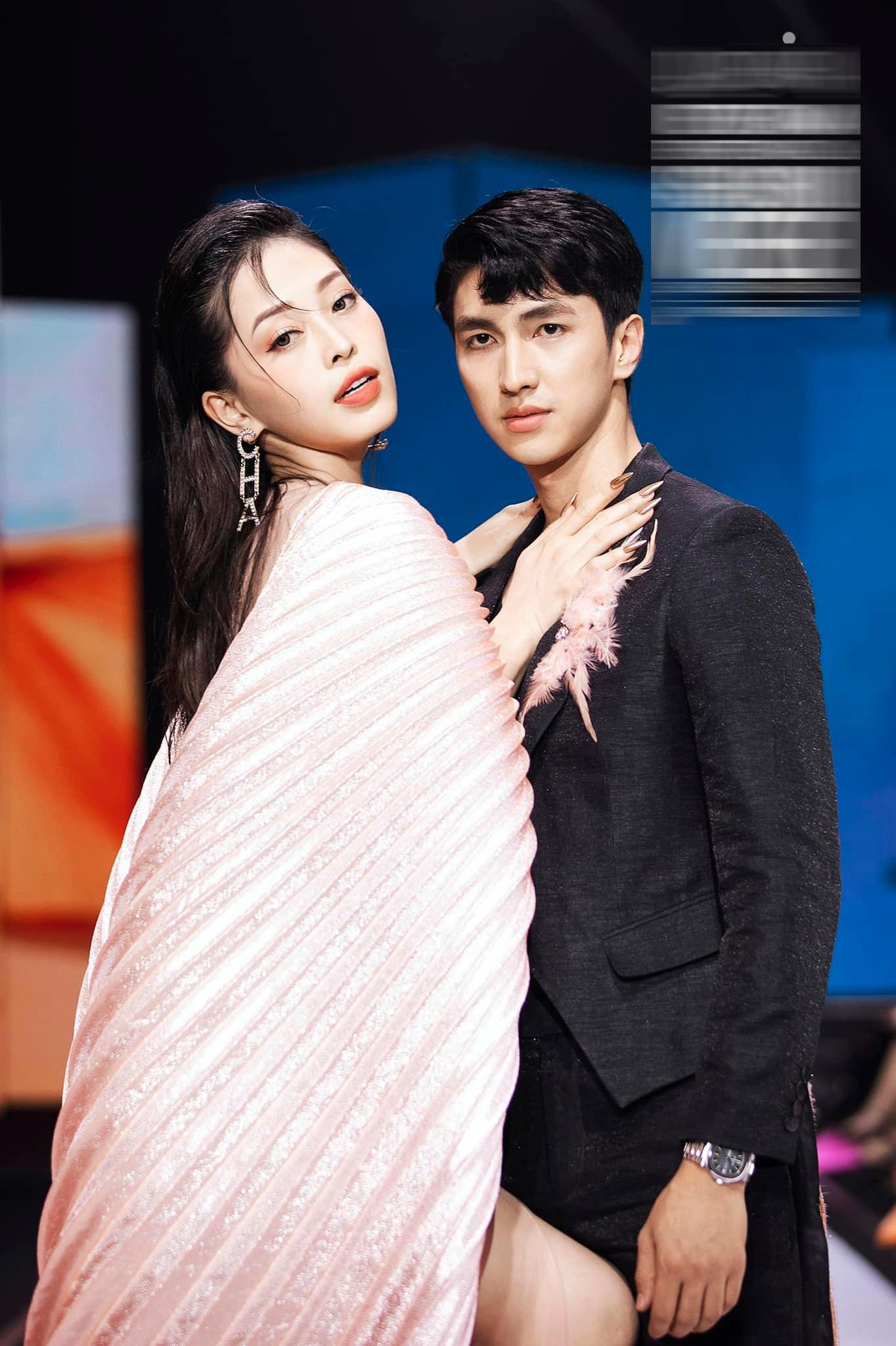 Á hậu Phương Nga sánh vai bạn trai Bình An trên sàn diễn.