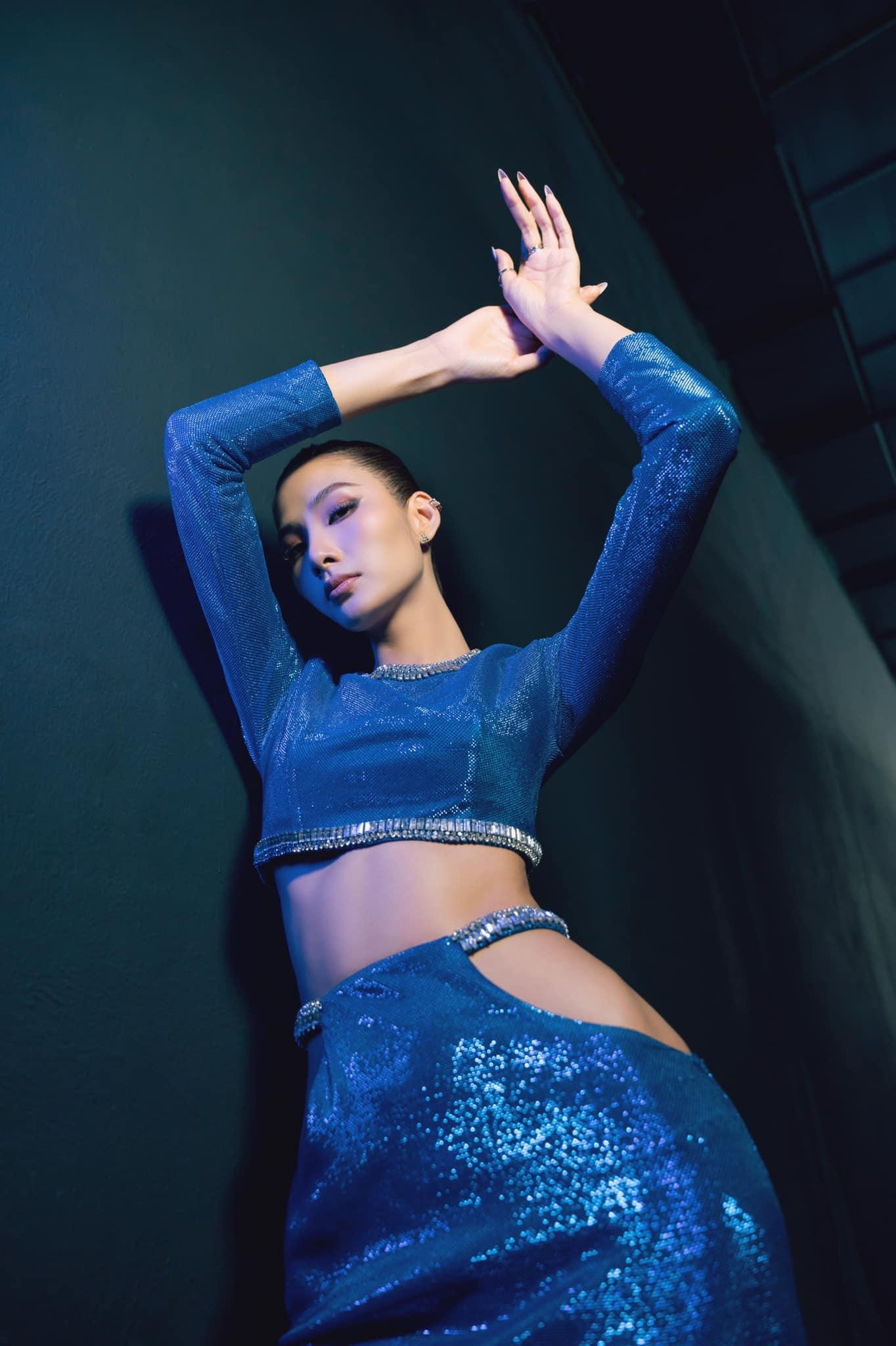 Sở hữu hình thể khá mảnh mai nhưng vẫn đầy đặn với những đường cong quyến rũ nên Hoàng Thuỳ không ngần ngại diện những thiết kế cắt xẻ táo bạo.