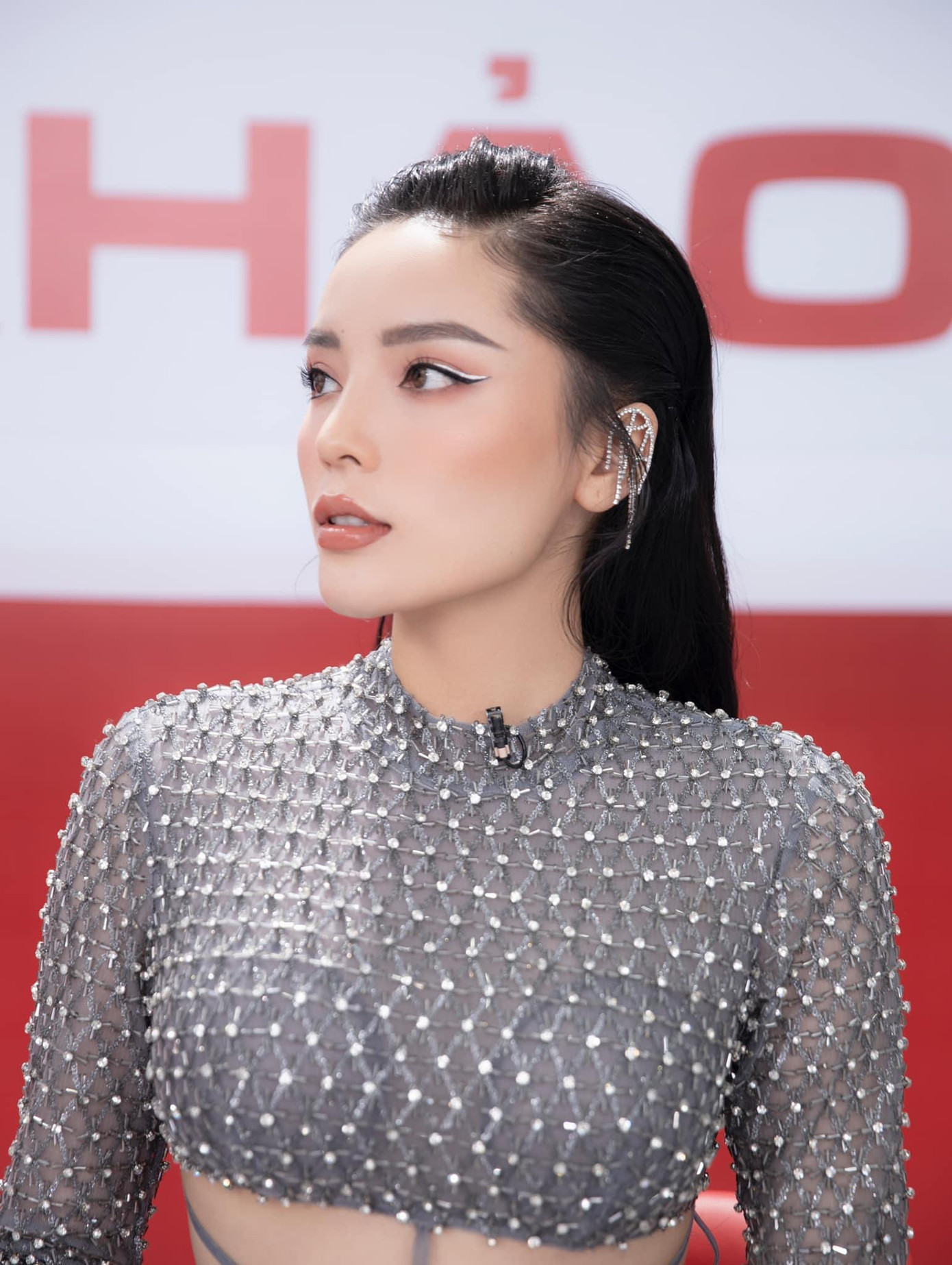 Nhan sắc xinh đẹp và nóng bỏng của Hoa hậu Việt Nam 2014 khiến fans trầm trồ.