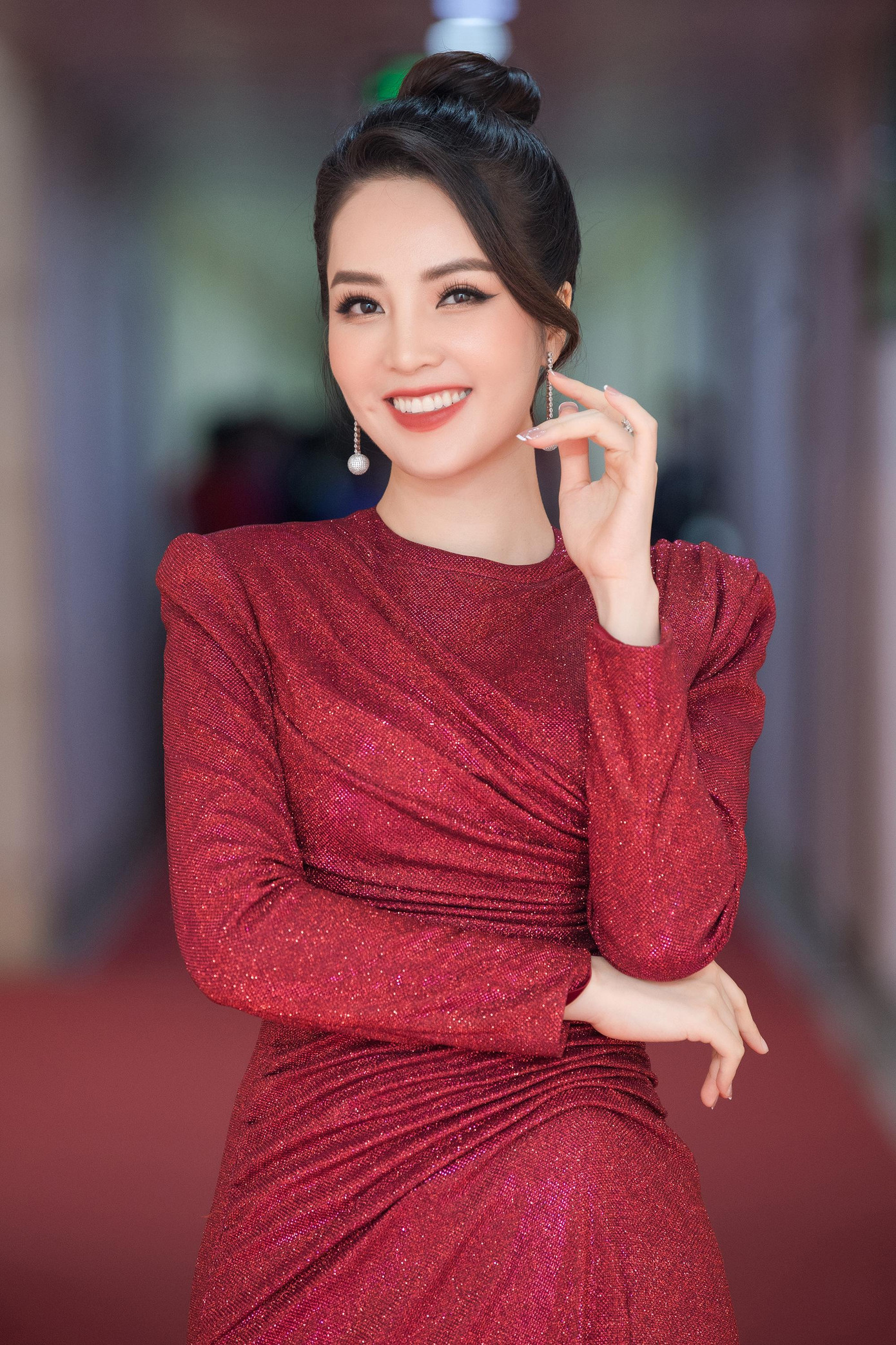 Mặc dù vậy, hai bộ trang phục mà cô mặc trong đêm bế mạc đều nhận được sự khen ngợi của khán giả.