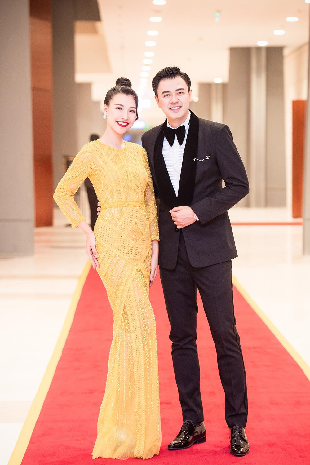 Hoàng Oanh sánh vai bên MC Tuấn Tú trong vai trò dẫn chương trình.