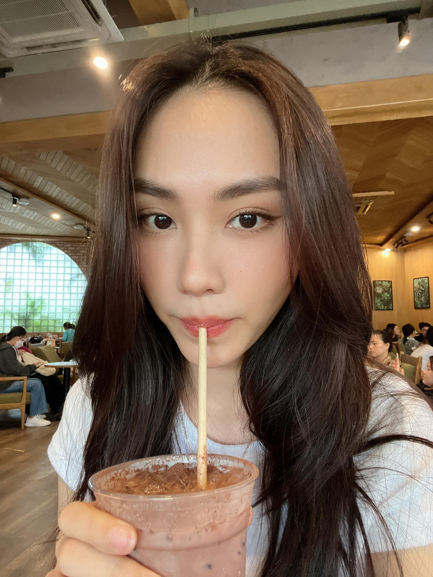 Nhan sắc hút hồn ngoài đời thường của người đẹp sinh năm 1999 dù không trang điểm đậm.