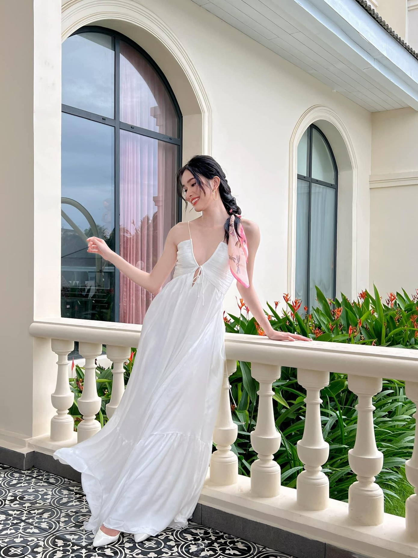 Người đẹp dịu dàng tựa nàng thơ với set đồ trắng tinh khôi. Người đẹp dịu dàng tựa nàng thơ với set đồ trắng tinh khôi.