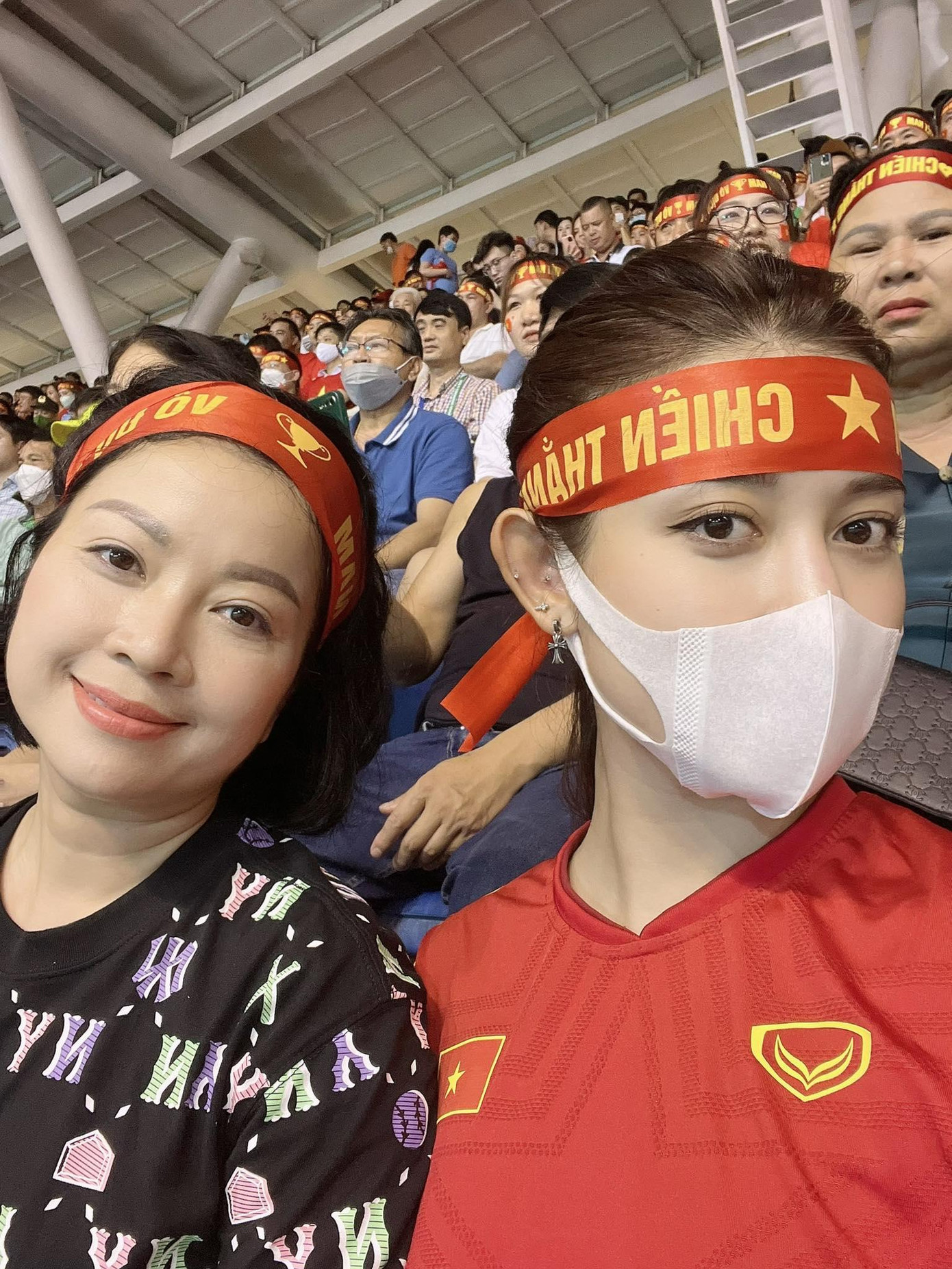 Á hậu Huyền My và mẹ cũng đội mưa đến sân Mỹ Đình để theo dõi trận đấu. Cô cho biết khi mới đến sân vận động trời mưa rất to khiến cô ướt hết quần áo. Mặc dù vậy khi vào trong sân người đẹp rất hào hứng với không khí sôi động từ các cổ động viên.