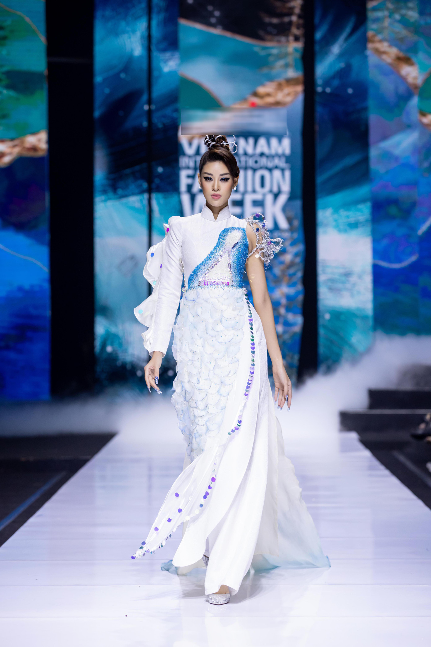 Hoa hậu Khánh Vân thướt tha trong tà áo dài có thiết kế độc đáo.