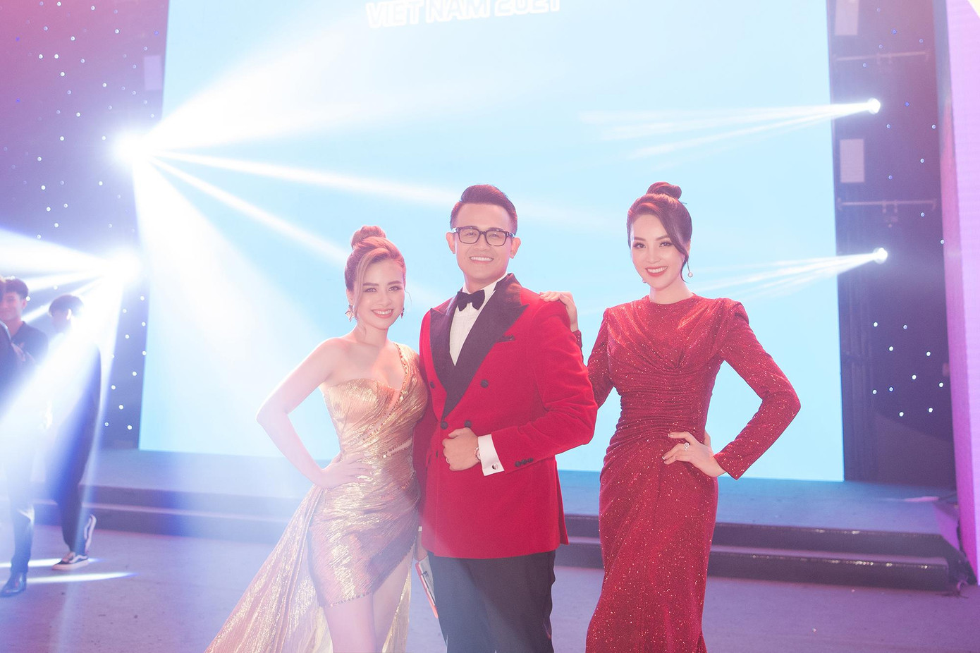 Đêm qua cũng chính là sinh nhật của Á hậu Thụy Vân. Cô chia sẻ mình đã có một sinh nhật ý nghĩa nhất từ trước đến nay khi được hòa cùng niềm vui chiến thắng của dân tộc Việt Nam tại SEA Games 31.