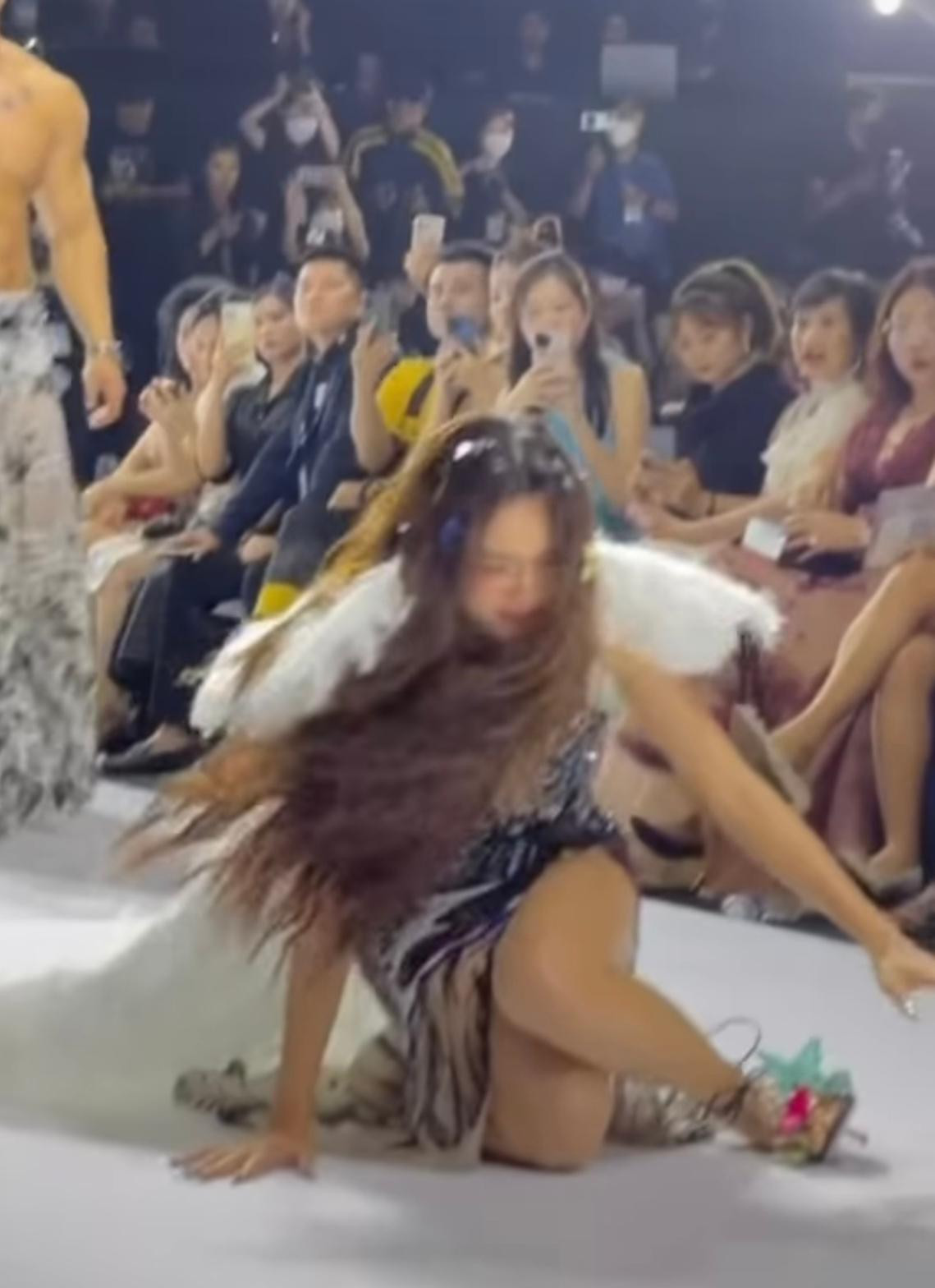 Mặc dù vậy người đẹp vẫn gặp sự cố đáng tiếc với đôi giày cao gót.