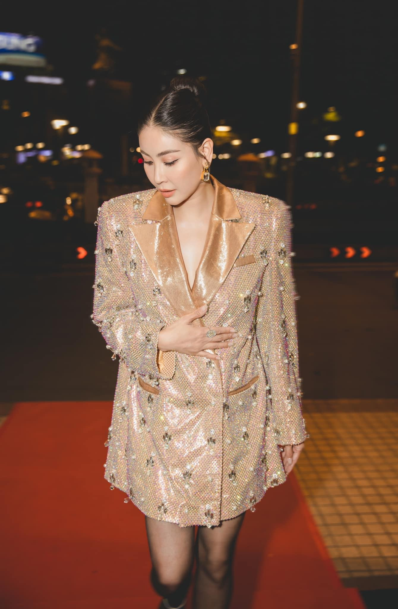 Bước sang tuổi tứ tuần nhưng Hà Kiều Anh không ngần ngại thử nghiệm những phong cách mới mẻ dành cho giới trẻ như mốt giấu quần sành điệu.