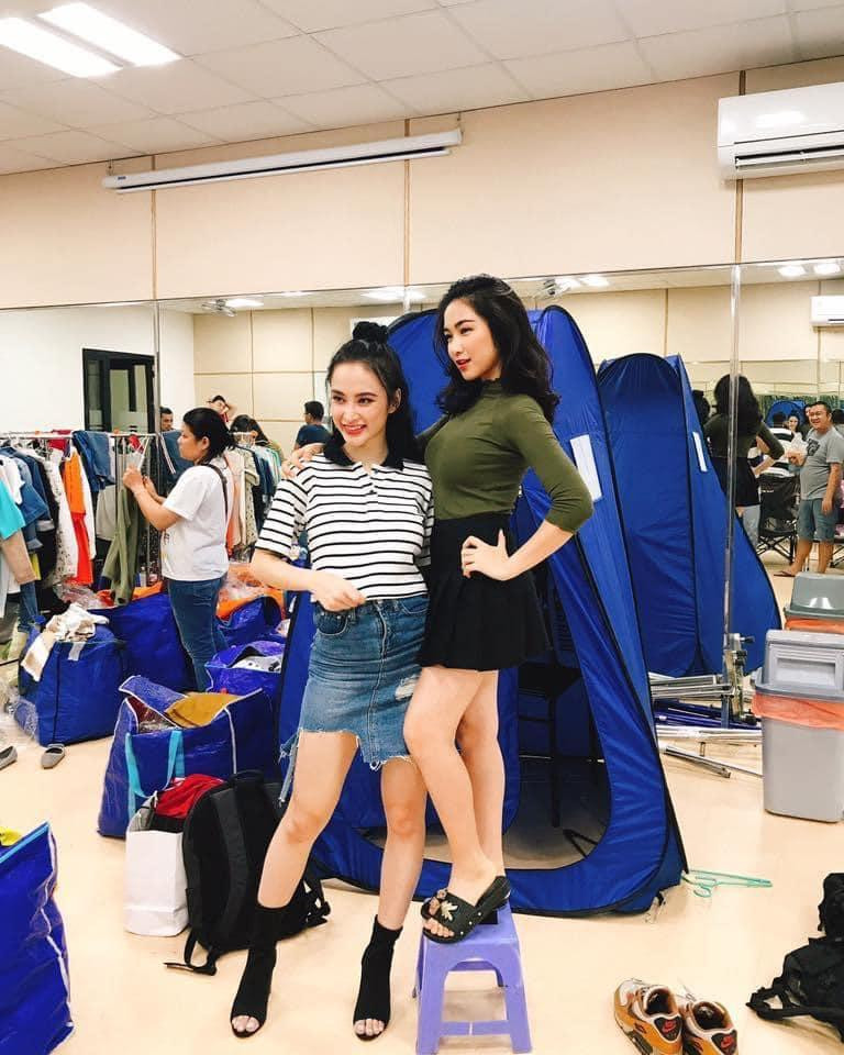 Hòa Minzy đứng lên ghế khi chụp ảnh cùng Angela Phương Trinh. Hòa Minzy đứng lên ghế khi chụp ảnh cùng Angela Phương Trinh.