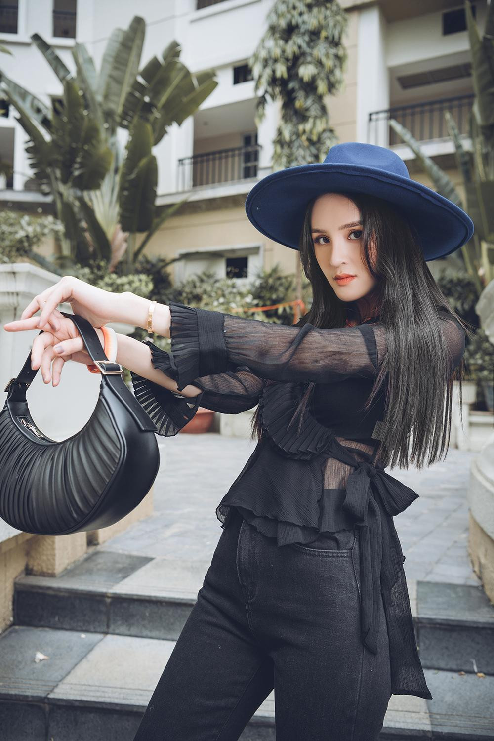 Người đẹp hài lòng với cuộc sống hôn nhân viên mãn. Người đẹp hài lòng với cuộc sống hôn nhân viên mãn.