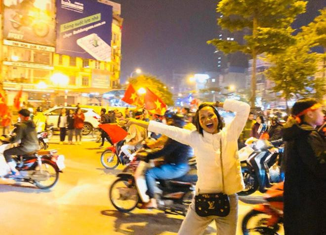 Mặc dù là người nổi tiếng nhưng H'Hen Niê ăn mặc vô cùng giản dị, để mặt mộc, nở nụ cười tươi rói. Mặc dù là người nổi tiếng nhưng H'Hen Niê ăn mặc vô cùng giản dị, để mặt mộc, nở nụ cười tươi rói.