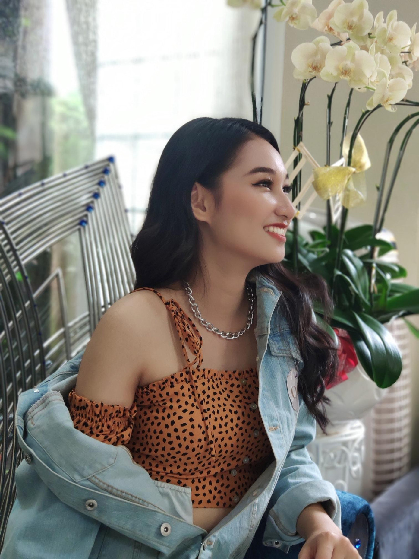 Nguyễn Phương Linh gây chú ý tại cuộc thi năm nay khi được coi là &apos;bản sao&apos; của Hoa hậu Nguyễn Thị Huyền. Ngoài đời thường, cô ghi điểm với phong cách dịu dàng, nữ tính.