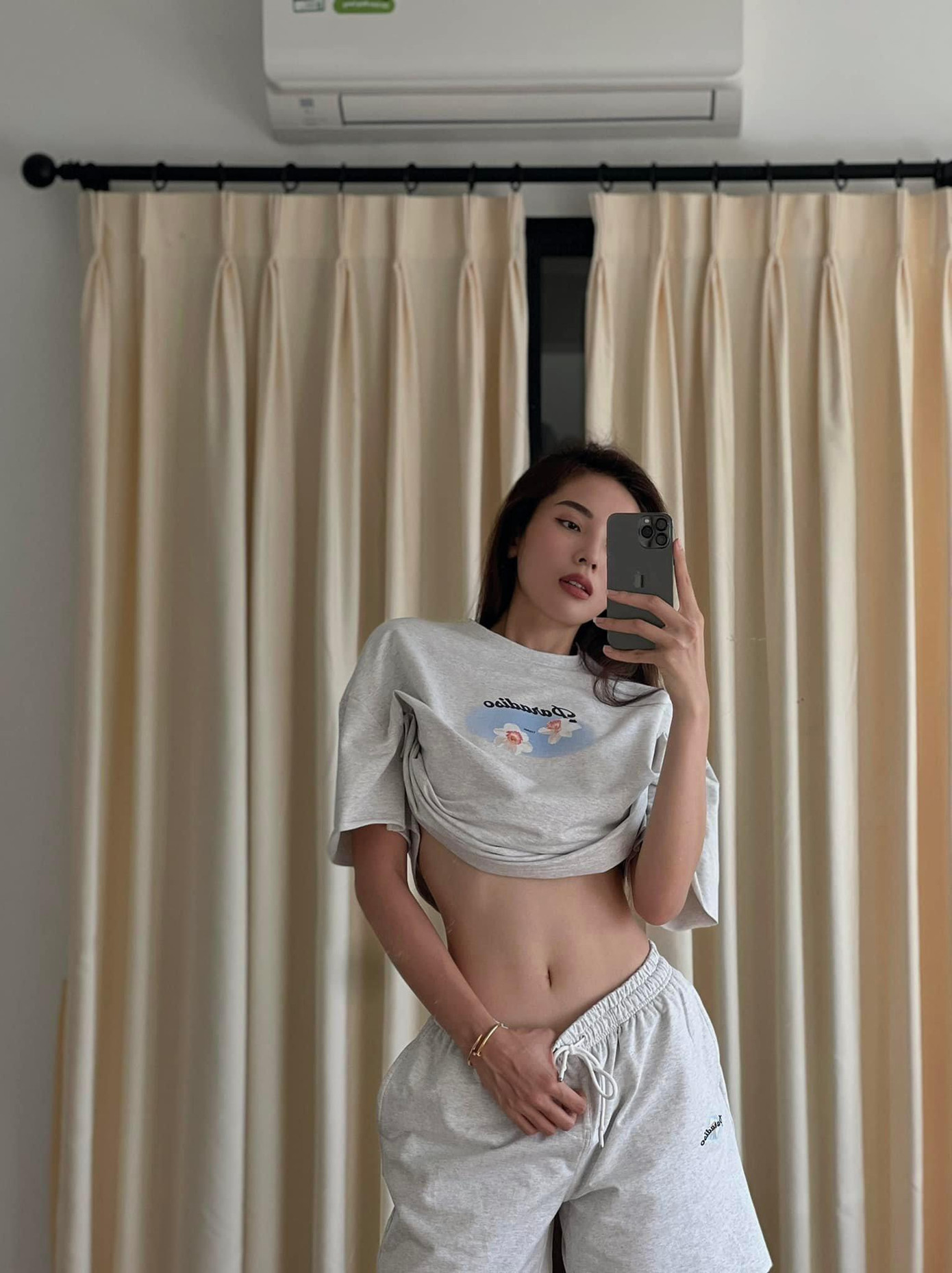 Vòng eo săn chắc cực kỳ nóng bỏng và quyến rũ của Hoa hậu Việt Nam 2014 là thành quả của những ngày tháng miệt mài trong phòng tập của người đẹp.