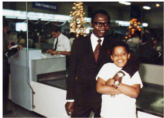 Cậu bé Barack Obama chụp ảnh cùng bố tại sân bay San Francisco. Bố ông là người Kenya và đã mất vào năm 1982 trong một vụ tai nạn