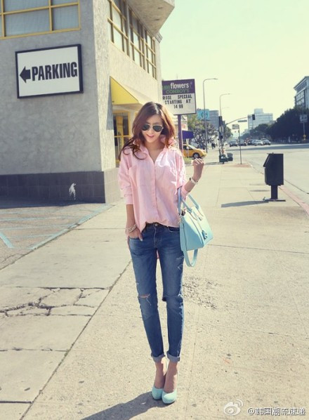 Cặp đôi chưa bao giờ lỗi mốt - quần jeans + áo sơ mi. Quần jeans - áo pull đem lại cho bạn vẻ năng động trẻ trung.