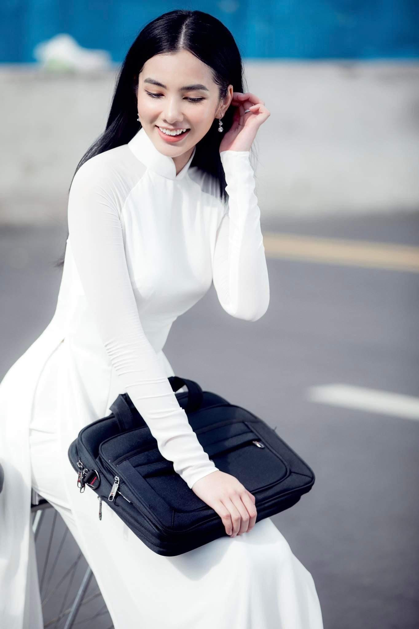 Nhân ngày 20/11, người đẹp Cẩm Đan chia sẻ loạt ảnh diện áo dài trắng tinh khôi tái hiện những khoảnh khắc thời học sinh. Cẩm Đan tâm sự, cô có nhiều kỉ niệm đáng nhớ thời còn ngồi trên ghế nhà trường, đặc biệt là những lần lén thầy cô ăn quà vặt trong lớp.