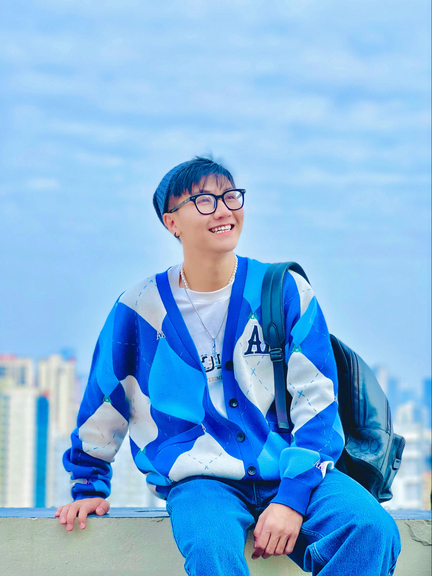 Vẻ ngoài điển trai của MC Công Tố. Vẻ ngoài điển trai của MC Công Tố.