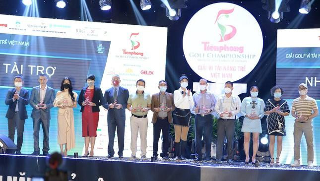 Ban tổ chức vinh danh, tri ân các đơn vị đã đồng hành và tài trợ Quỹ Hỗ trợ Tài năng trẻ Việt Nam và Tiền Phong Golf Championship.