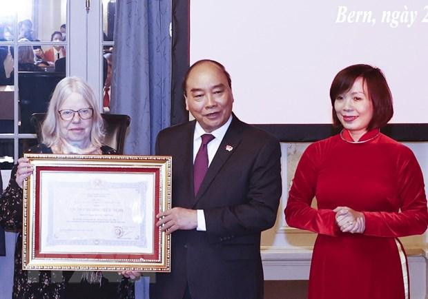 Chủ tịch nước Nguyễn Xuân Phúc trao Huân chương Hữu nghị cho Hội hữu nghị Thuỵ Sỹ - Việt Nam. (Ảnh: Thống Nhất/TTXVN)