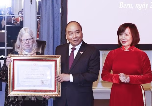 Chủ tịch nước Nguyễn Xuân Phúc trao Huân chương Hữu nghị cho Hội hữu nghị Thuỵ Sỹ - Việt Nam. (Ảnh: Thống Nhất/TTXVN) Chủ tịch nước Nguyễn Xuân Phúc trao Huân chương Hữu nghị cho Hội hữu nghị Thuỵ Sỹ - Việt Nam. (Ảnh: Thống Nhất/TTXVN)