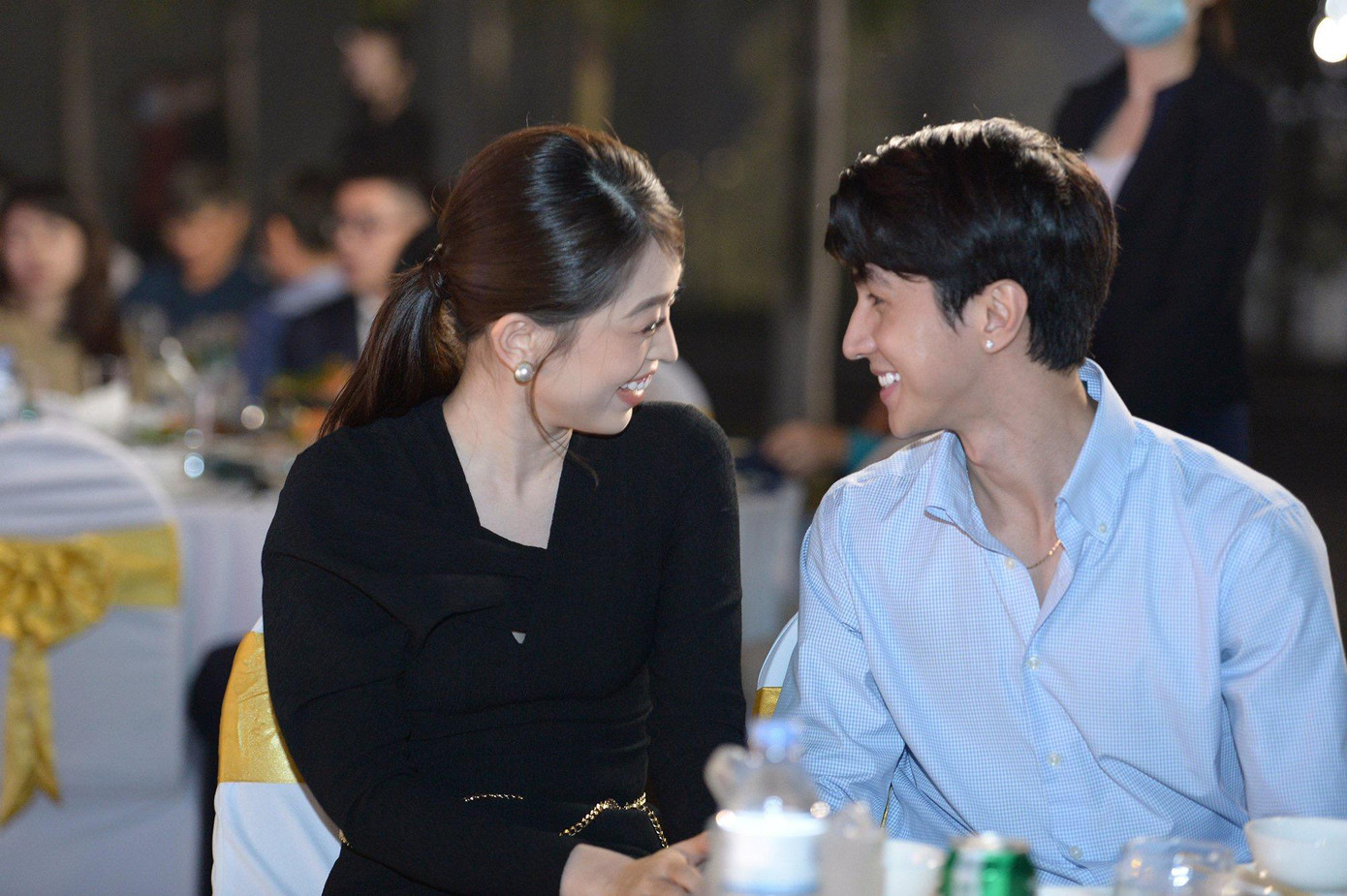 Sau bộ phim “11 tháng 5 ngày”, Á hậu Phương Nga và bạn trai Bình An nhận được nhiều hơn sự quan tâm của người hâm mộ. Trong phim, Phương Nga vào vai một diễn viên khách mời và có cảnh tát chính bạn trai của mình- diễn viên Bình An.