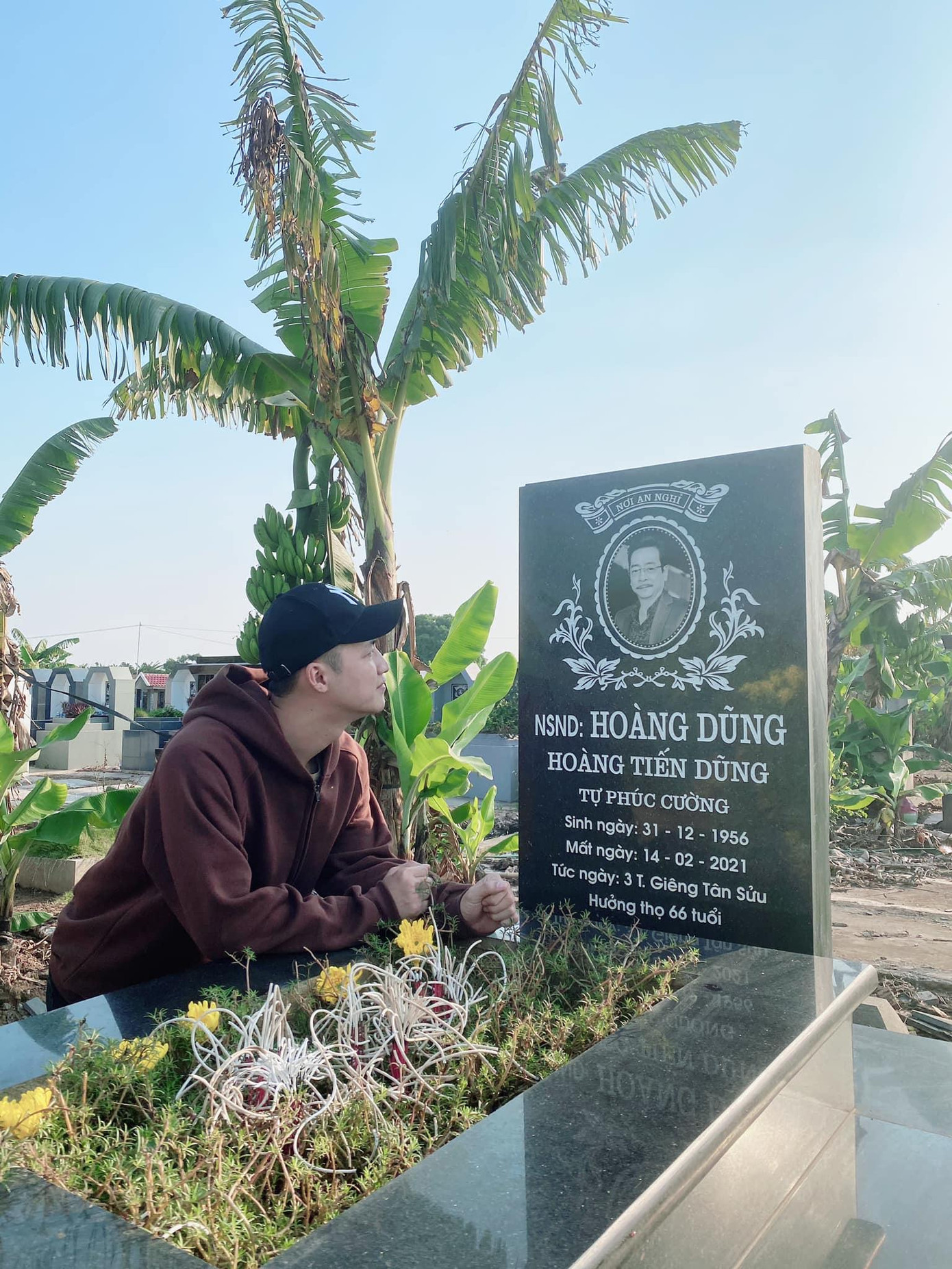 Duy Khánh thăm mộ cố NSND Hoàng Dũng. Duy Khánh thăm mộ cố NSND Hoàng Dũng.