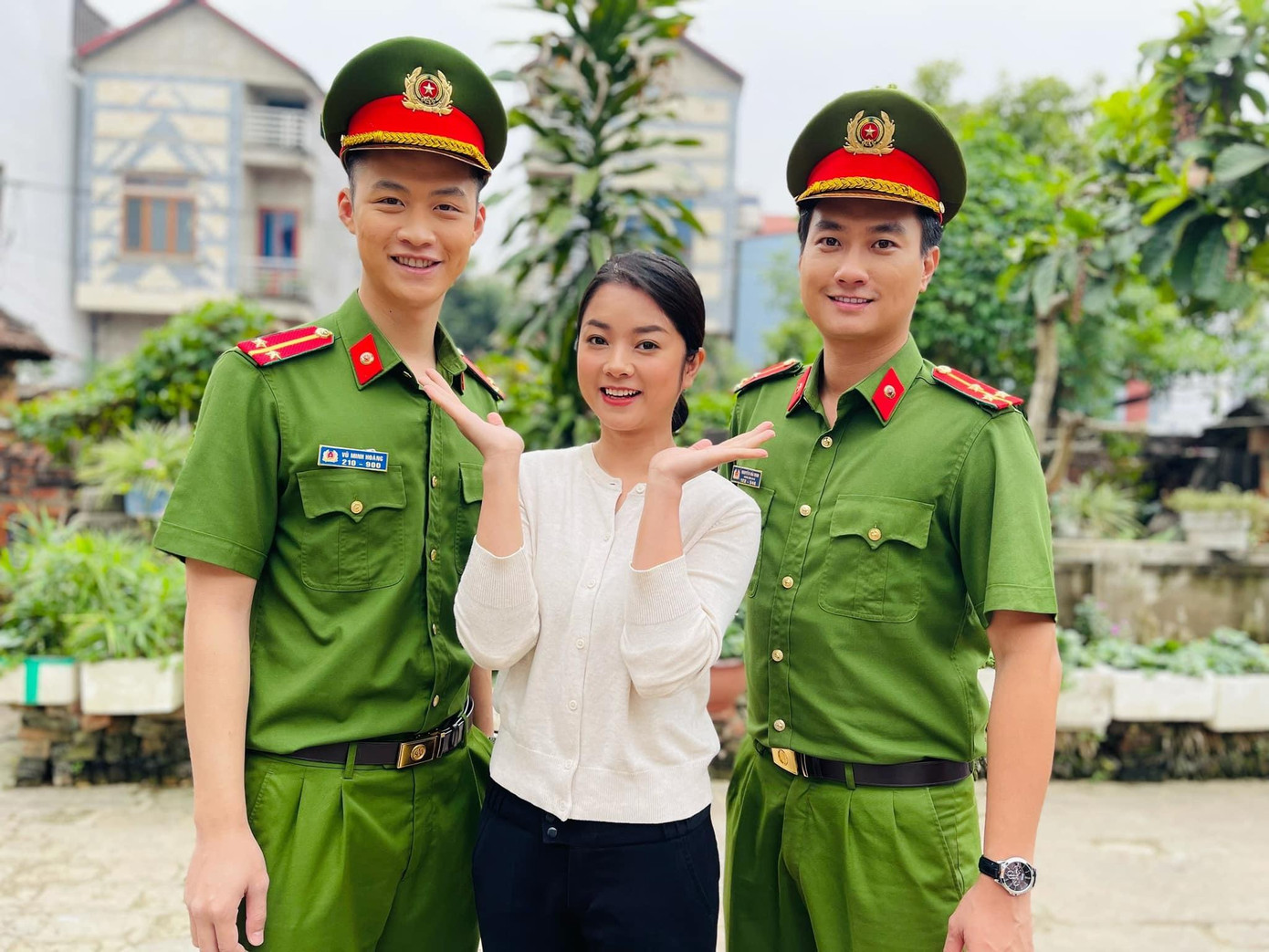 Ở hậu trường, diễn viên Duy Khánh và Anh Tuấn vui vẻ chụp hình cùng Lệ Quyên. Ở hậu trường, diễn viên Duy Khánh và Anh Tuấn vui vẻ chụp hình cùng Lệ Quyên.