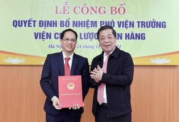 Phó Thống đốc Ngân hàng Nhà nước Nguyễn Kim Anh trao quyết định và chúc mừng ông Phạm Minh Tú.