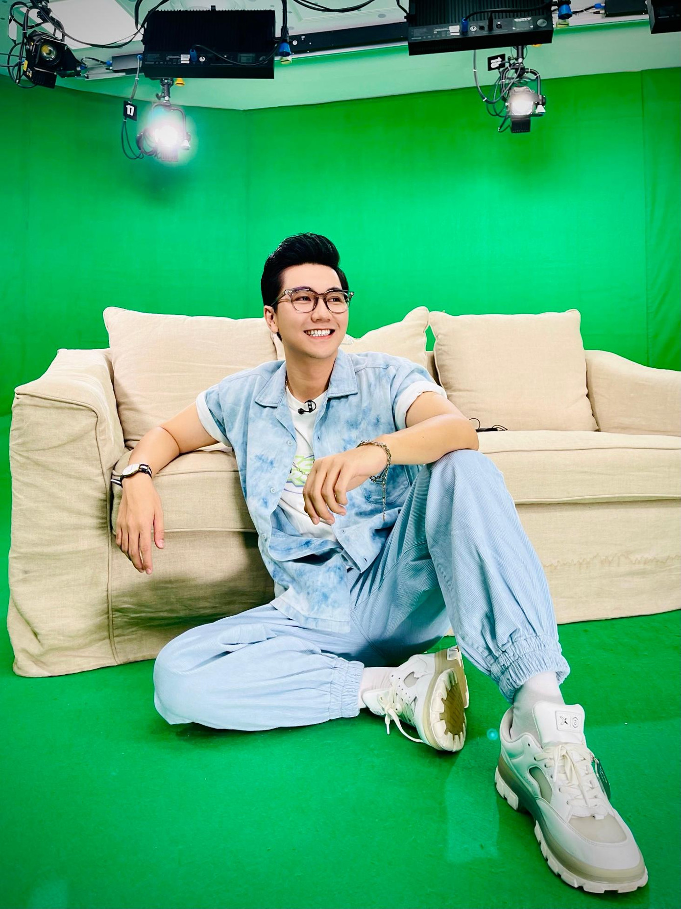 Là MC quen thuộc trên sóng VTV qua các chương trình như: Ghế không tựa, Bữa trưa vui vẻ, Ngày xưa Chill phết… nhưng đây là lần đầu MC Công Tố đóng phim. Là MC quen thuộc trên sóng VTV qua các chương trình như: Ghế không tựa, Bữa trưa vui vẻ, Ngày xưa Chill phết… nhưng đây là lần đầu MC Công Tố đóng phim.