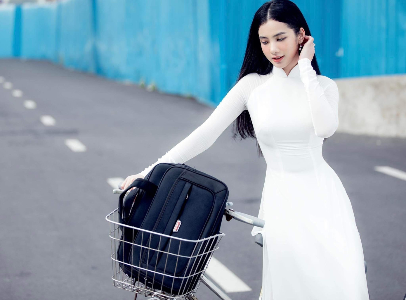 “Ngày đó, nhà của nhỏ lớp trưởng bán bánh xèo nên chúng tôi thường mua ủng hộ. Tuy nhiên, đó cũng là những khoảnh khắc vui nhất khi đang ăn bánh xèo mà đến giờ vào lớp” - Cẩm Đan bộc bạch.