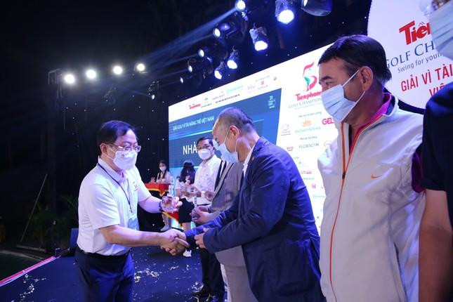 “Năm nay, điều duy nhất chúng ta phải nhượng bộ đại dịch đó là các golfer phải đeo khẩu trang trong khi thi đấu và thực hiện một số biện pháp phòng dịch khác. Cám ơn các cơ quan chức năng đã cấp phép cho giải đấu, sự đồng hành của Madame Nguyễn Thị Nga và Tập đoàn BRG - SeABank cũng như tổ hợp sân golf Đồng Mô. Cám ơn sự đồng hành của các nhà tài trợ”- nhà báo Lê Xuân Sơn – Tổng Biên tập báo Tiền Phong, Trưởng Ban tổ chức Tiền Phong Golf Championship 2021 chia sẻ thêm.