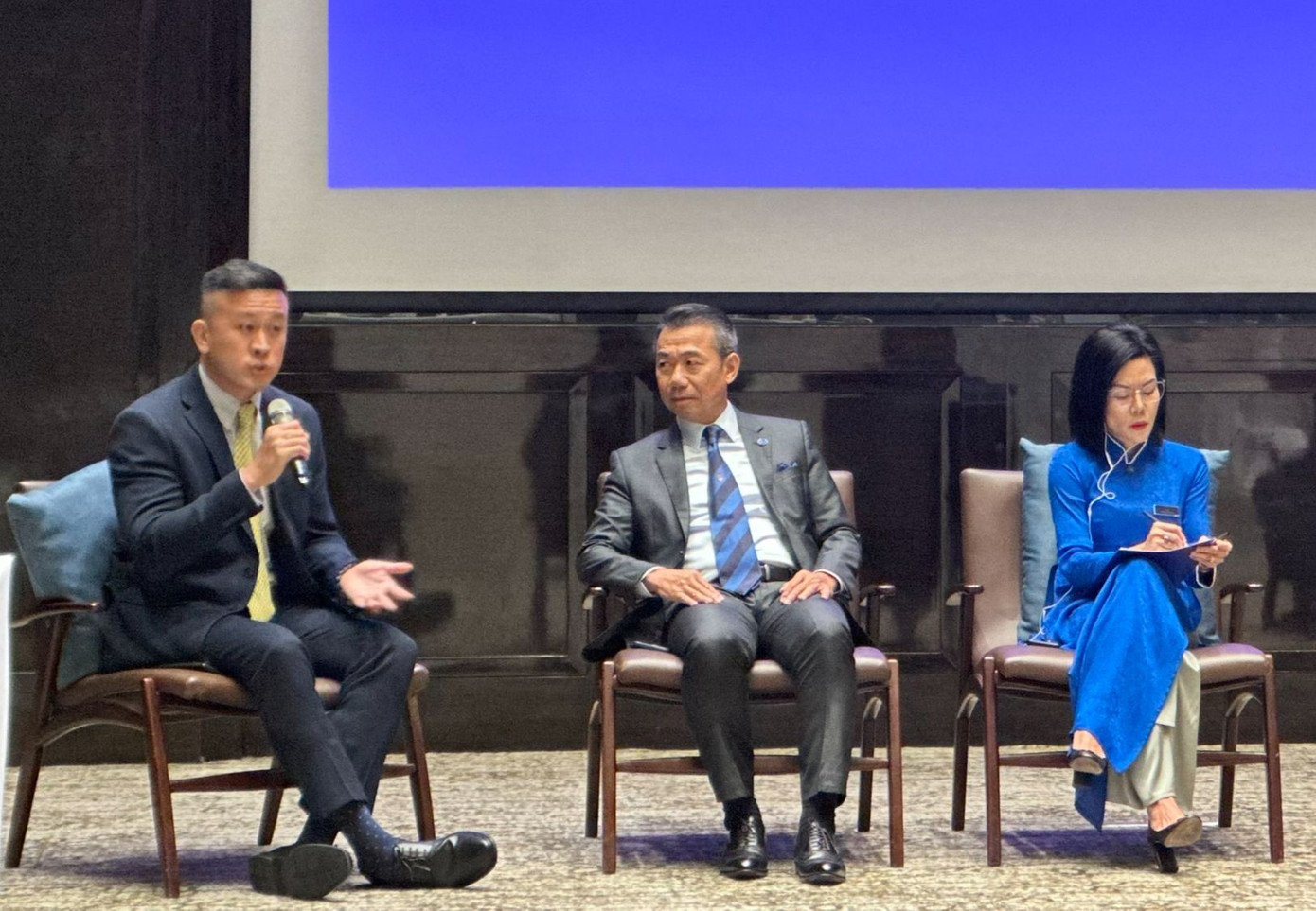 Các khách mời trao đổi tại hội thảo.