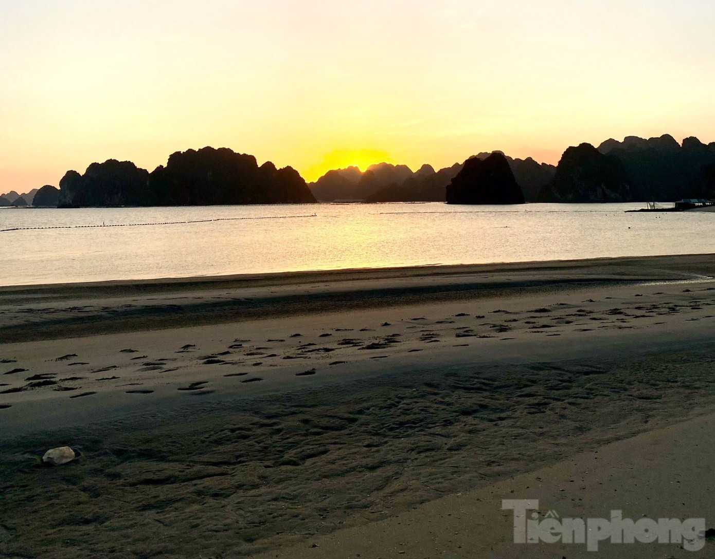 Lộ diện nhiều mảng cát đen tại các bãi biển ở Quảng Ninh (Ảnh: Trần Đình).